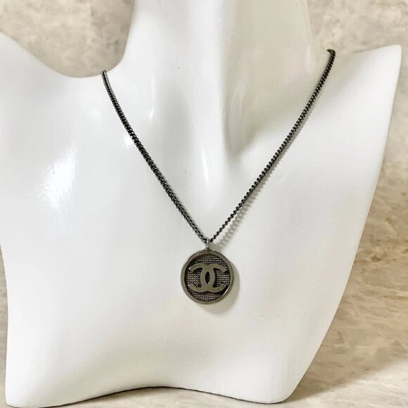 CHANEL CC Logos Mesh Round Pendant Necklace 24" Silver Tone Auth - Picture 4 of 4